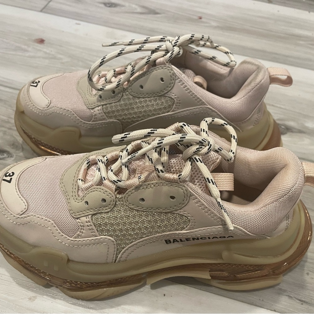 Balenciaga Triple S sneakers size 7

Good as new! Worn only once. - Picture 3 of 6